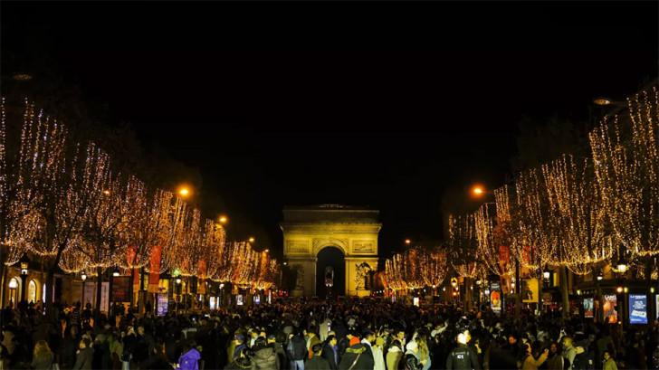 « Les illuminations des Champs-Élysées »